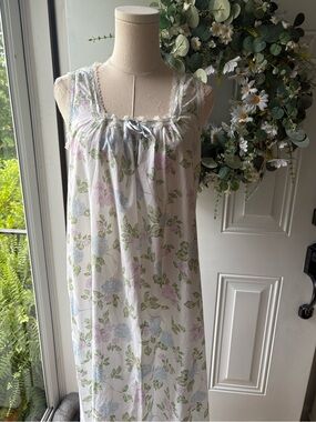 Vintage 90’s 100% Cotton Laura Ashley White Cotton Chemise Floral Print